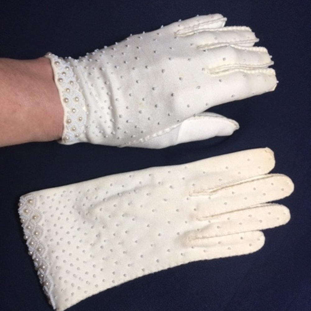 Vintage Timeless Dressy Beaded Cotton Gloves Ivory Color Size 6 Petite